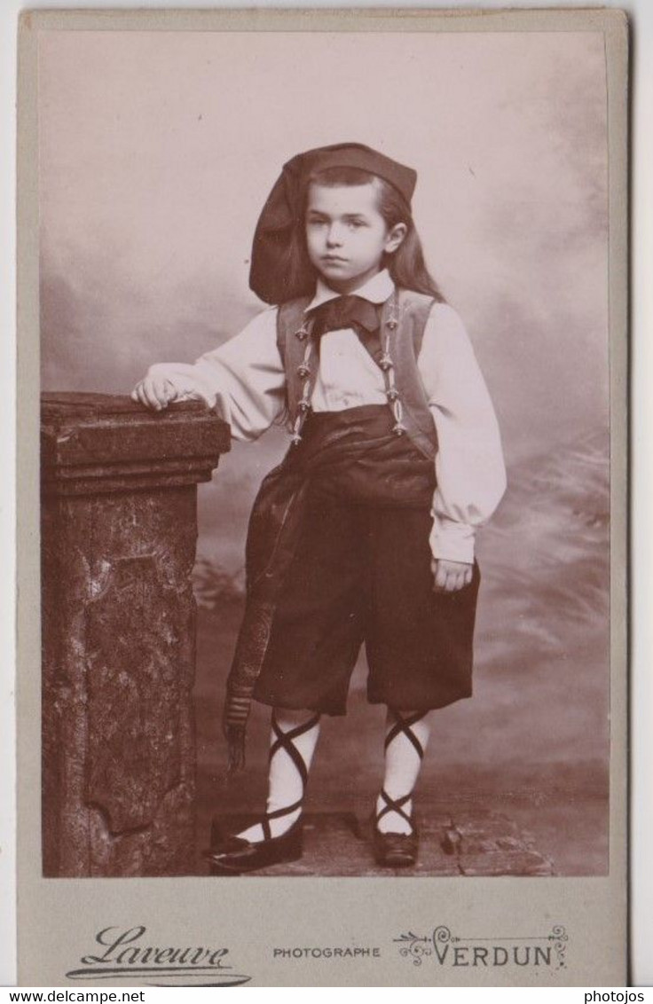 CDV Portrait D'un Enfant Déguisé Avec Costume Portuguais ?  Par Photographe Laveuve à Verdun (55) TBE - Anonieme Personen