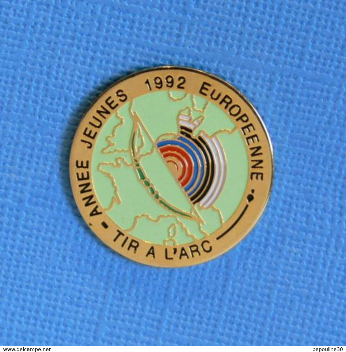 1 PIN'S //  ** TIR A L'ARC / ANNÉE JEUNES 1992 EUROPÉENNE ** - Bogenschiessen