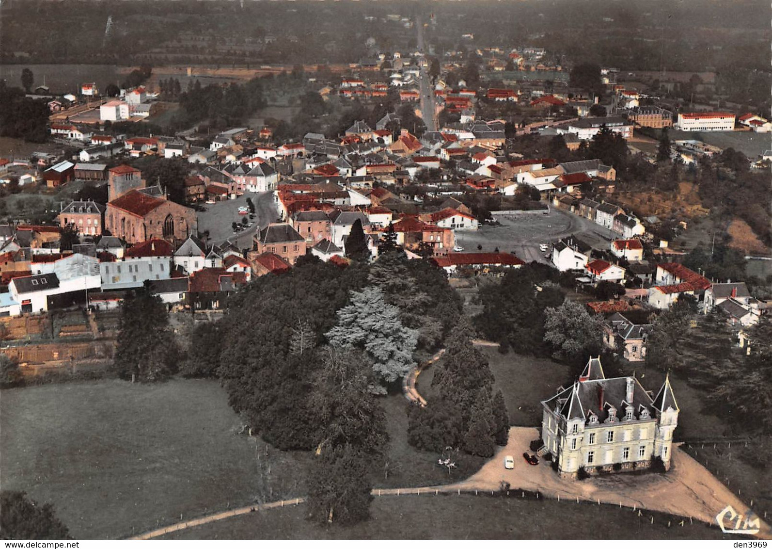 MONCOUTANT - Vue Panoramique Aérienne - Le Champ De Foire Et Le Centre De La Ville - Moncoutant