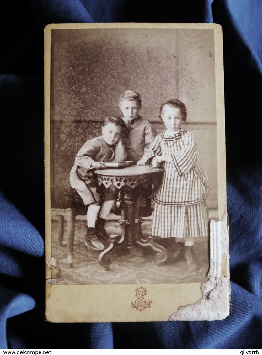 Photo CDV E. Léon à Grenoble - Trois Jeunes Enfants Regardant Un Album, Circa 1880 L521A - Old (before 1900)