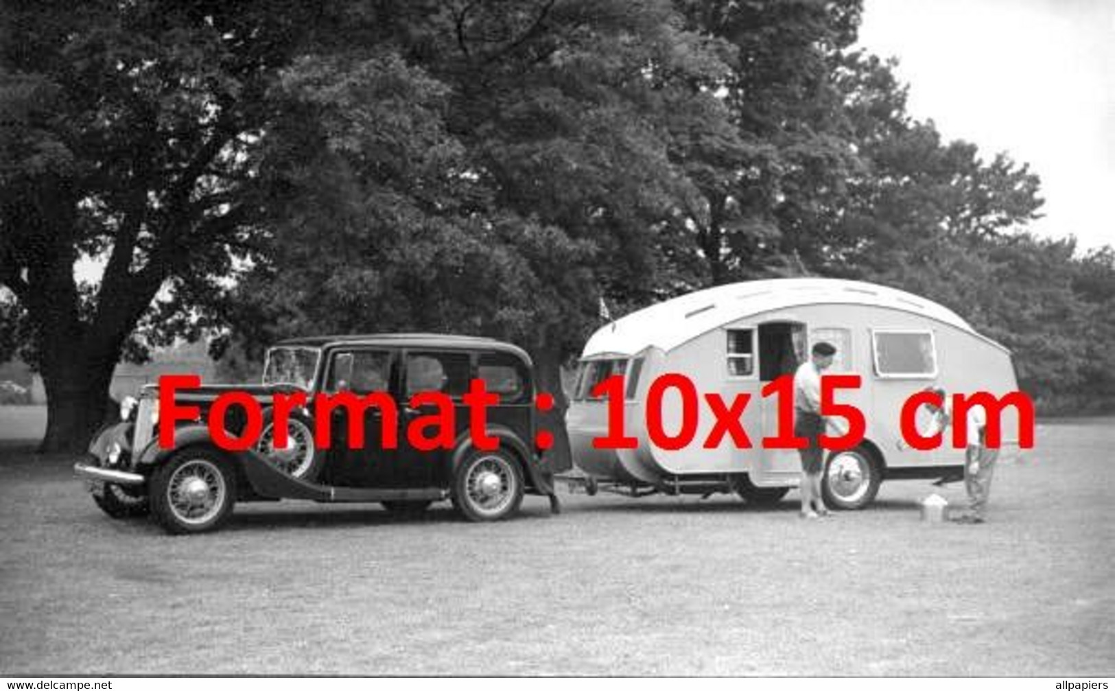 Reproduction Photographie D'une Automobile Austin Twenty Avec Une Caravane En Campagne En 1936 - Other & Unclassified