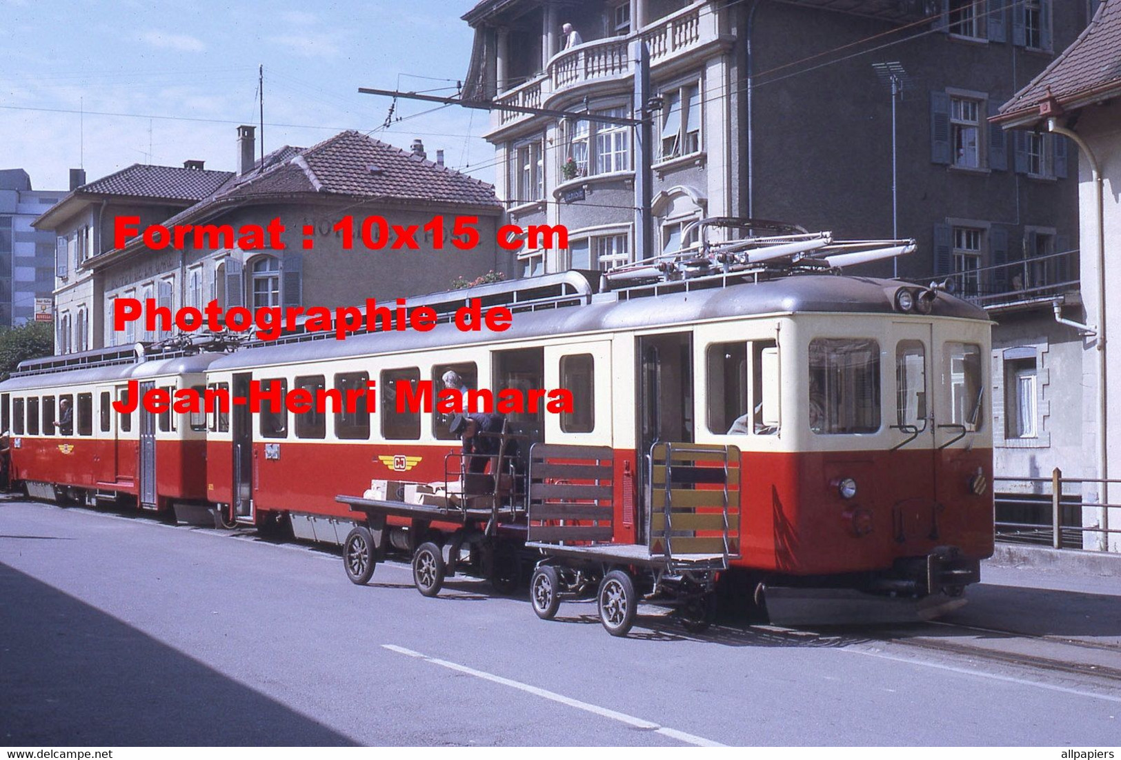 Reproduction Photographie D'une Vue D'un Train CJ Chemin De Fer Du Jura En Gare En Suisse En 1968 - Other & Unclassified