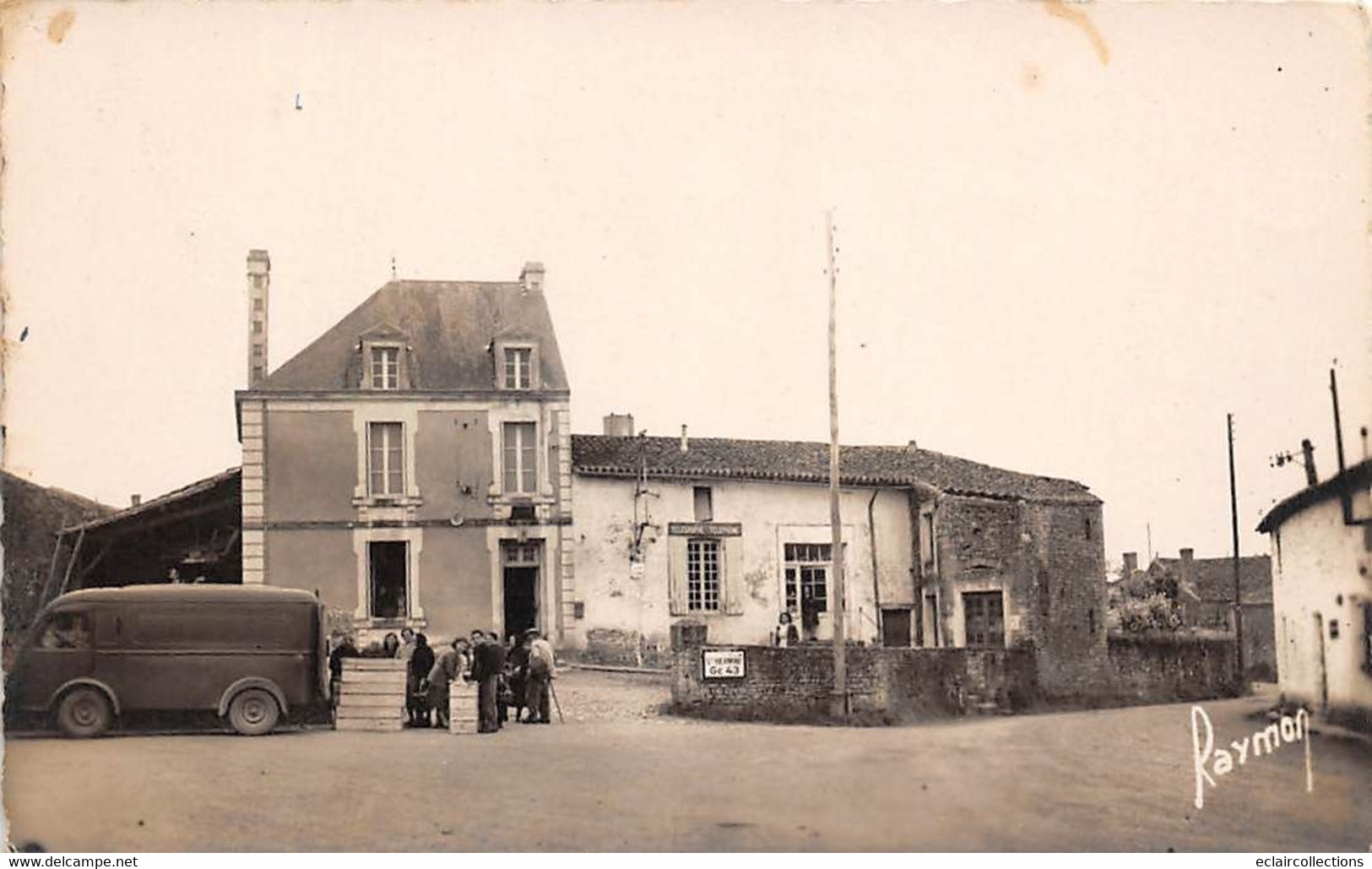 Saint Juire Champgillon         85         Place Centrale       (voir Scan) - Autres & Non Classés