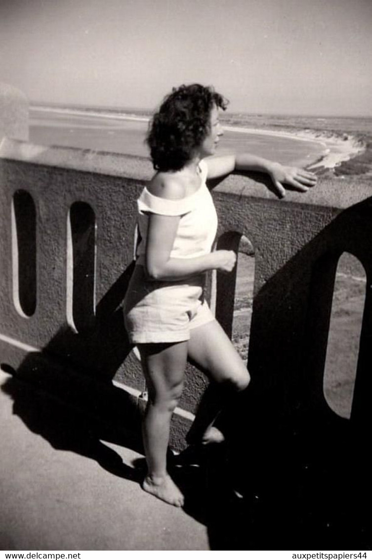 Photo Originale Ombre & Profil De Jolie Pin-Up Sexy En Bord De Mer En 1952 - Pin-Ups