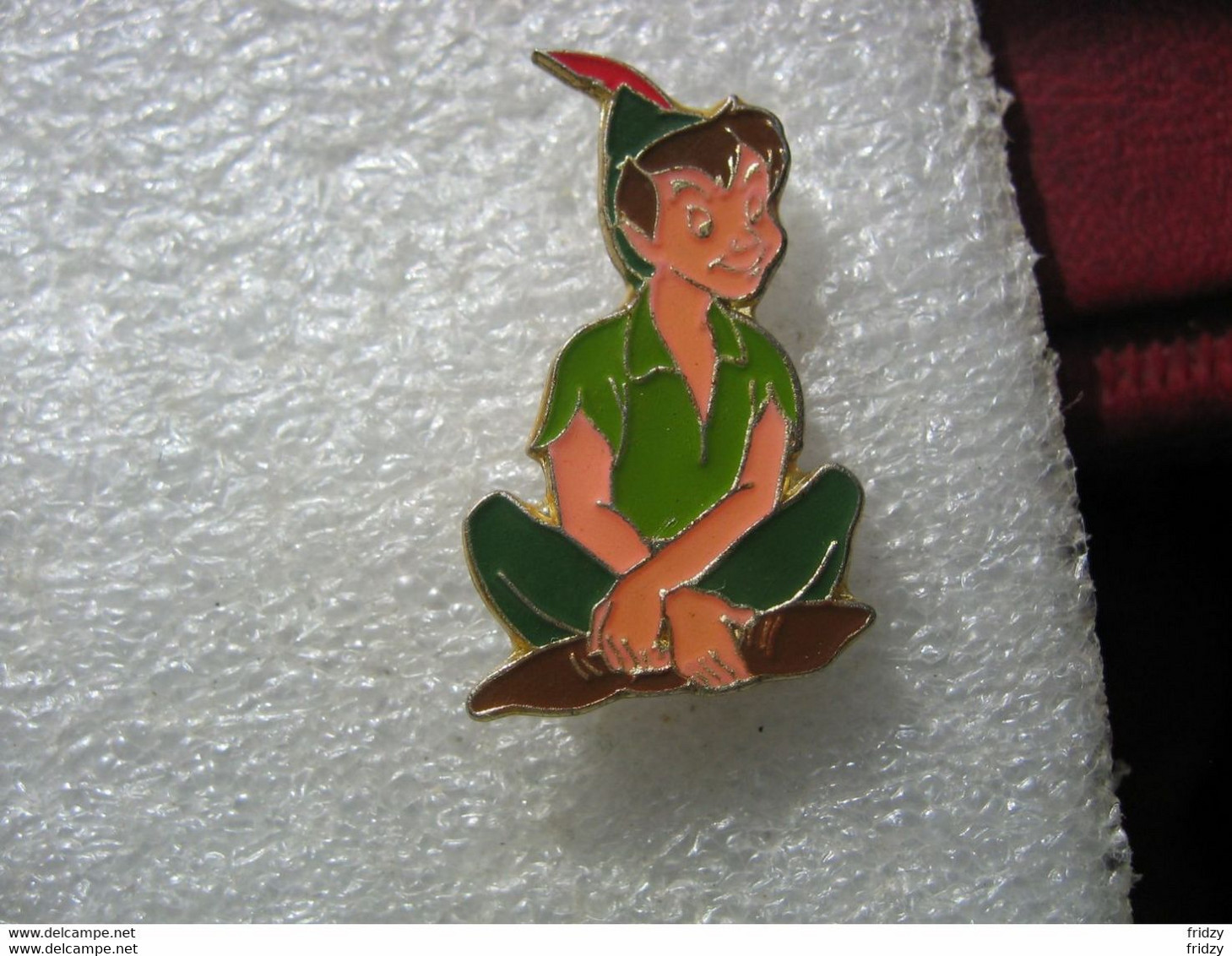 Pin's Peter Pan, Assis Les Jambes Croisées - Disney