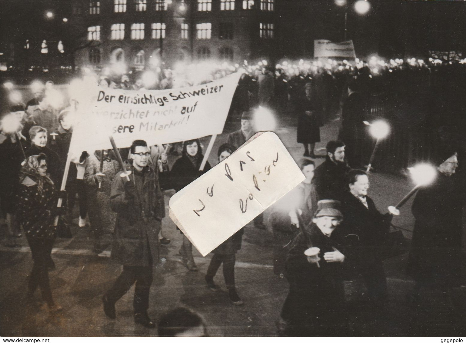 ZURICH - Manifestation De Femmes Pour Le Droit De Vote Le 03/02/1962 - Photo De Presse AFP ( Souple ) 18 Cm X 13 Cm - Zürich