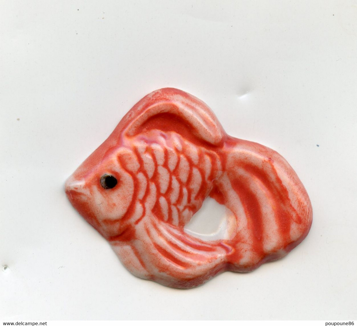 FEVE  - FEVES -  "ANIMAUX" - JOLI POISSON ROUGE à DOS PLAT -   PORCELAINE FINE - Animaux