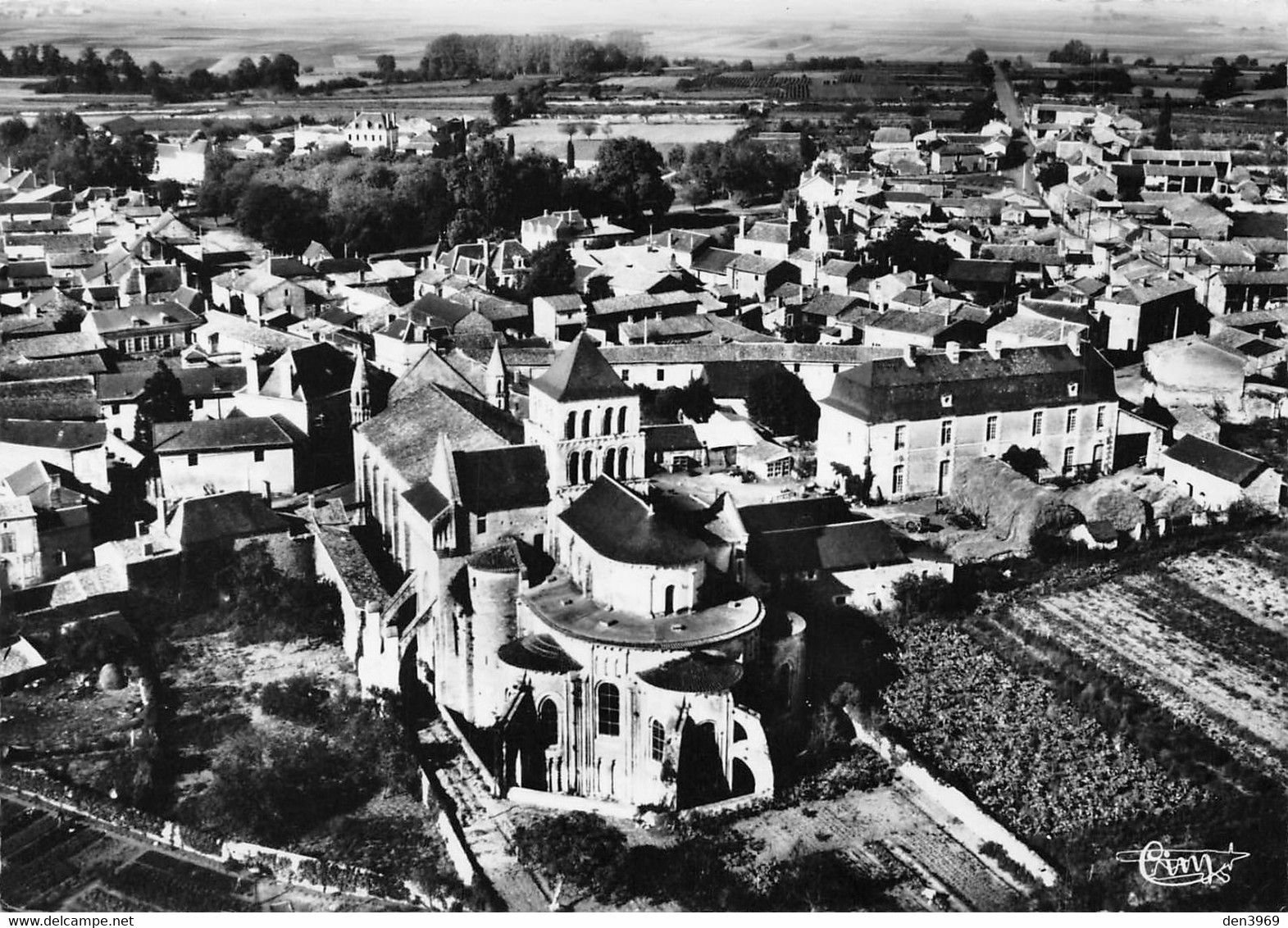 SAINT-JOUIN-de-MARNES - Vue Aérienne - Au 1er Plan Très Belle Eglise Abbatiale - Saint Jouin De Marnes