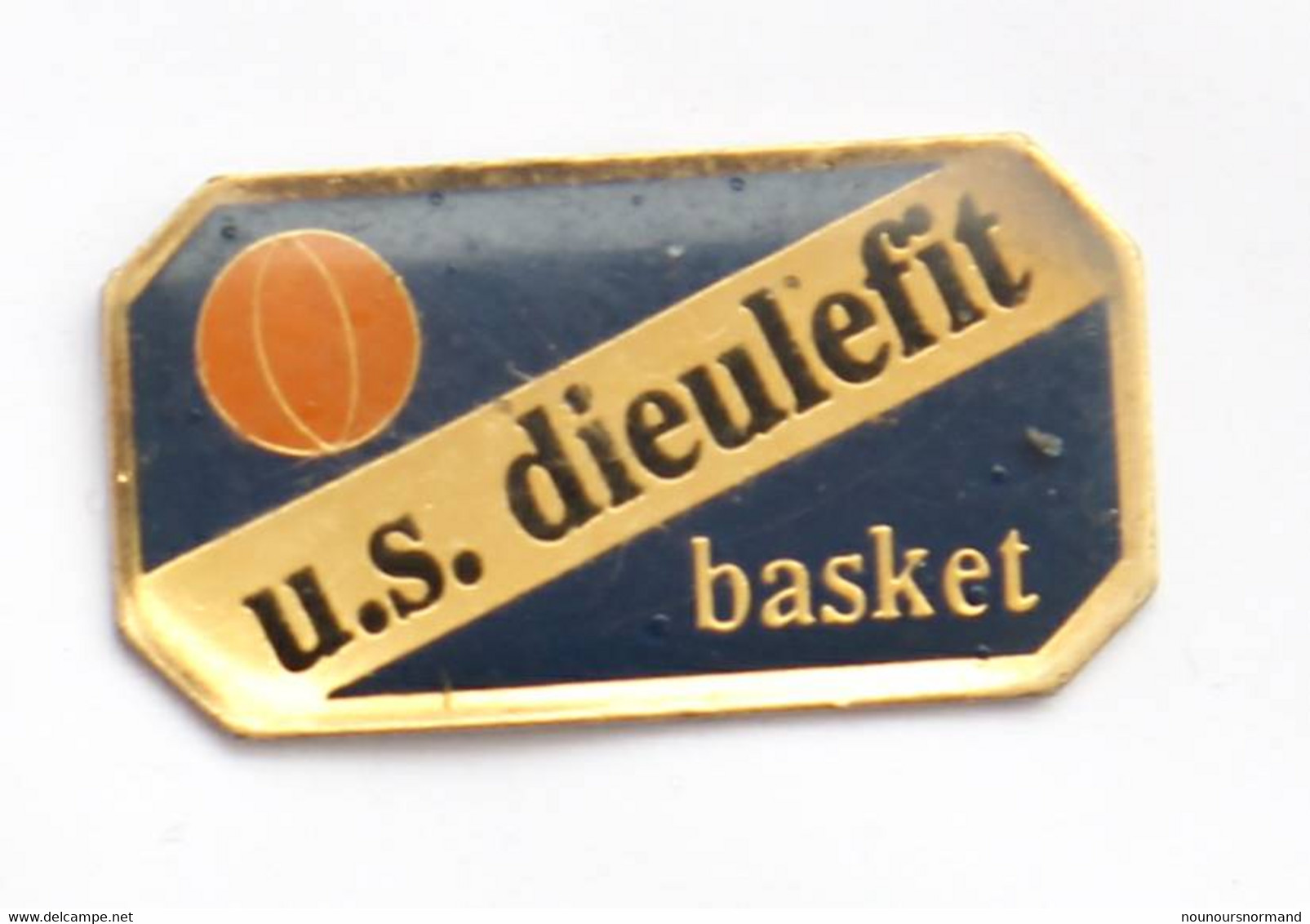 Pin's U.S. DIEULEFIT (26) - BASKET  - G2M Publicité - J681 - Basketball