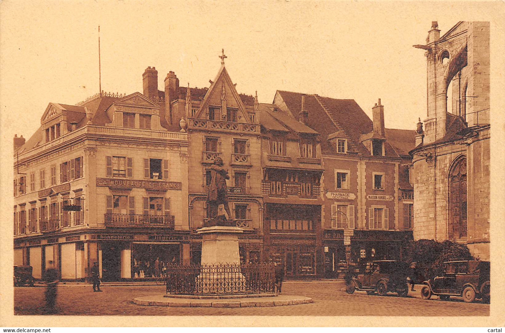 45 - MONTARGIS - La Place Mirabeau - Montargis