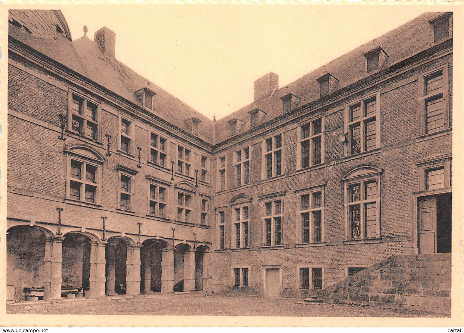 CPM - Château De LAVAUX-Ste-ANNE Après La Restauration En 1939 - Cour Intérieure. - Rochefort