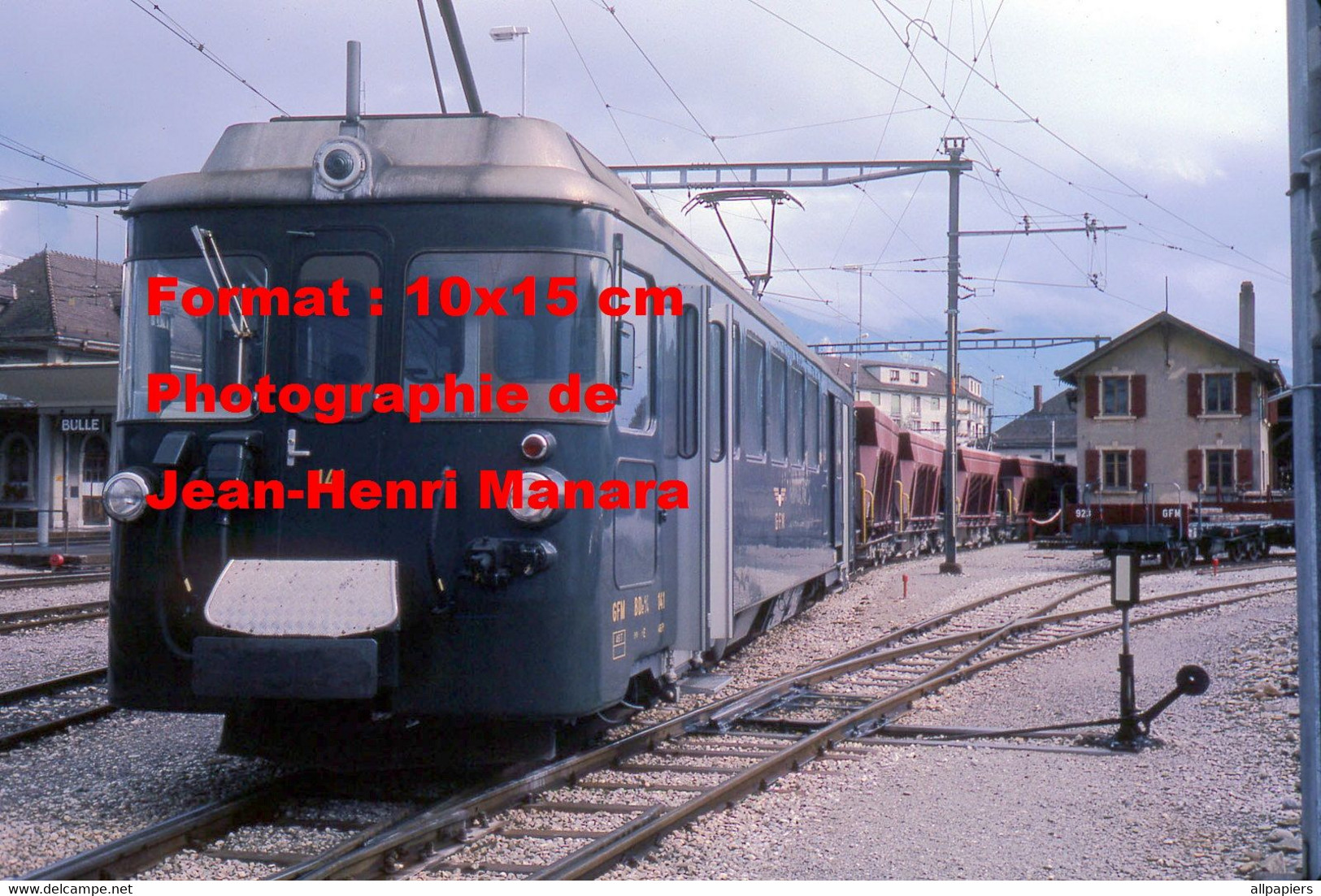 Reproduction Photographie D'un Train GFM Avec Wagons Industriels En Gare De Bulle En Suisse En 1979 - Autres & Non Classés
