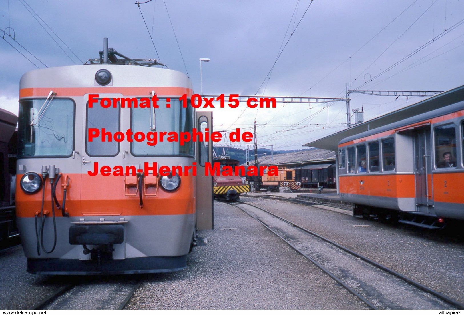 Reproduction Photographie D'une Vue De Face De Trains GFM Attendant En Gare De Bulle En Suisse En 1979 - Autres & Non Classés