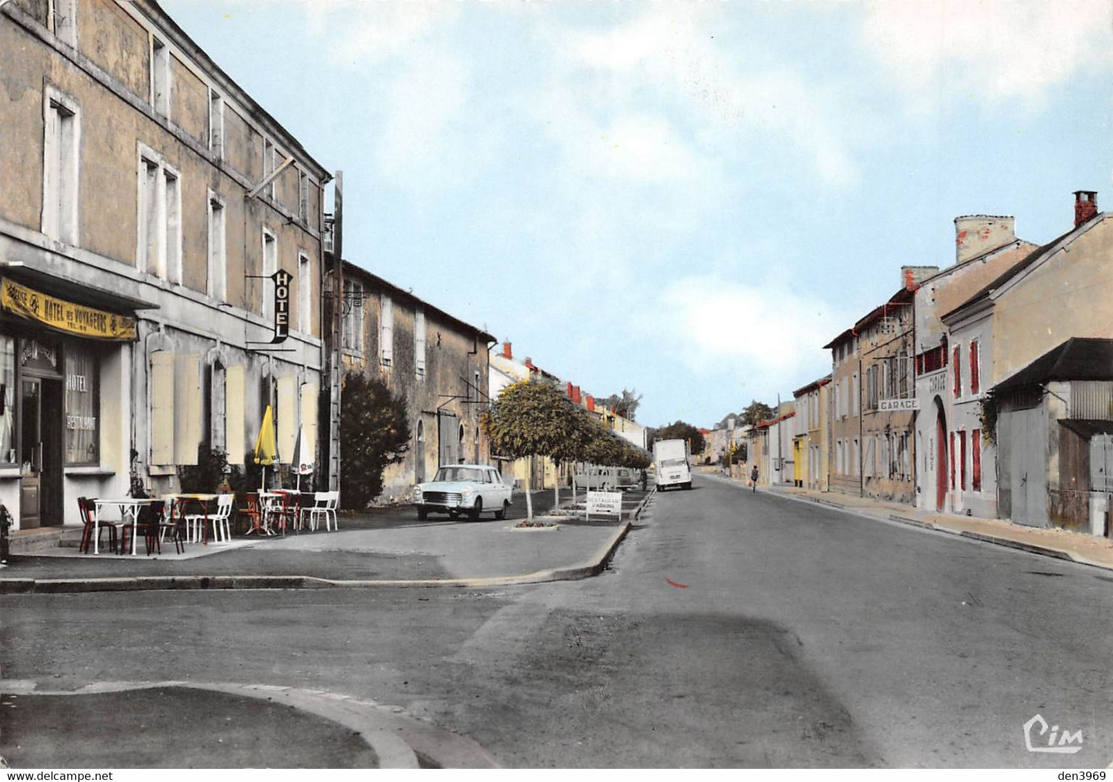 SAUZE-VAUSSAIS - La Route Des Maisons Blanches - Au Premier Plan L'Hôtel Des Voyageurs - Sauze Vaussais