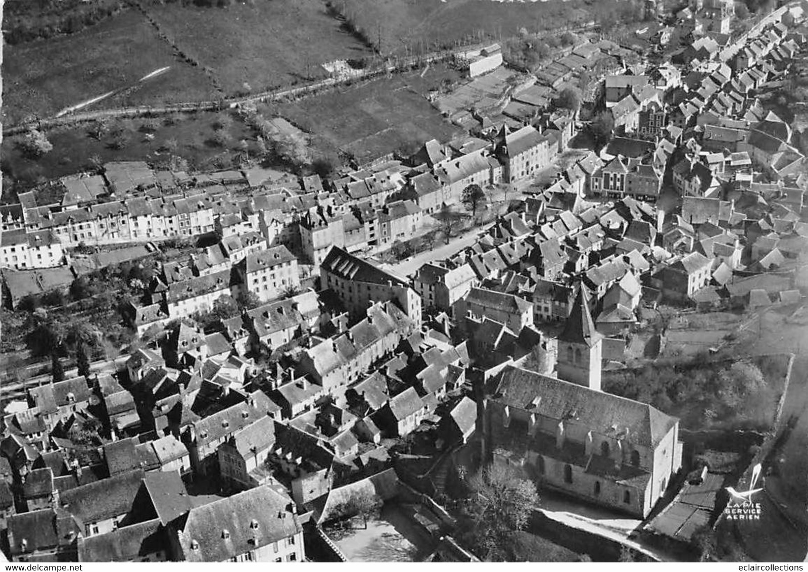 Chaudesaigues         15         Vue Aérienne Du Centre Ville        (Voir Scan) - Altri & Non Classificati