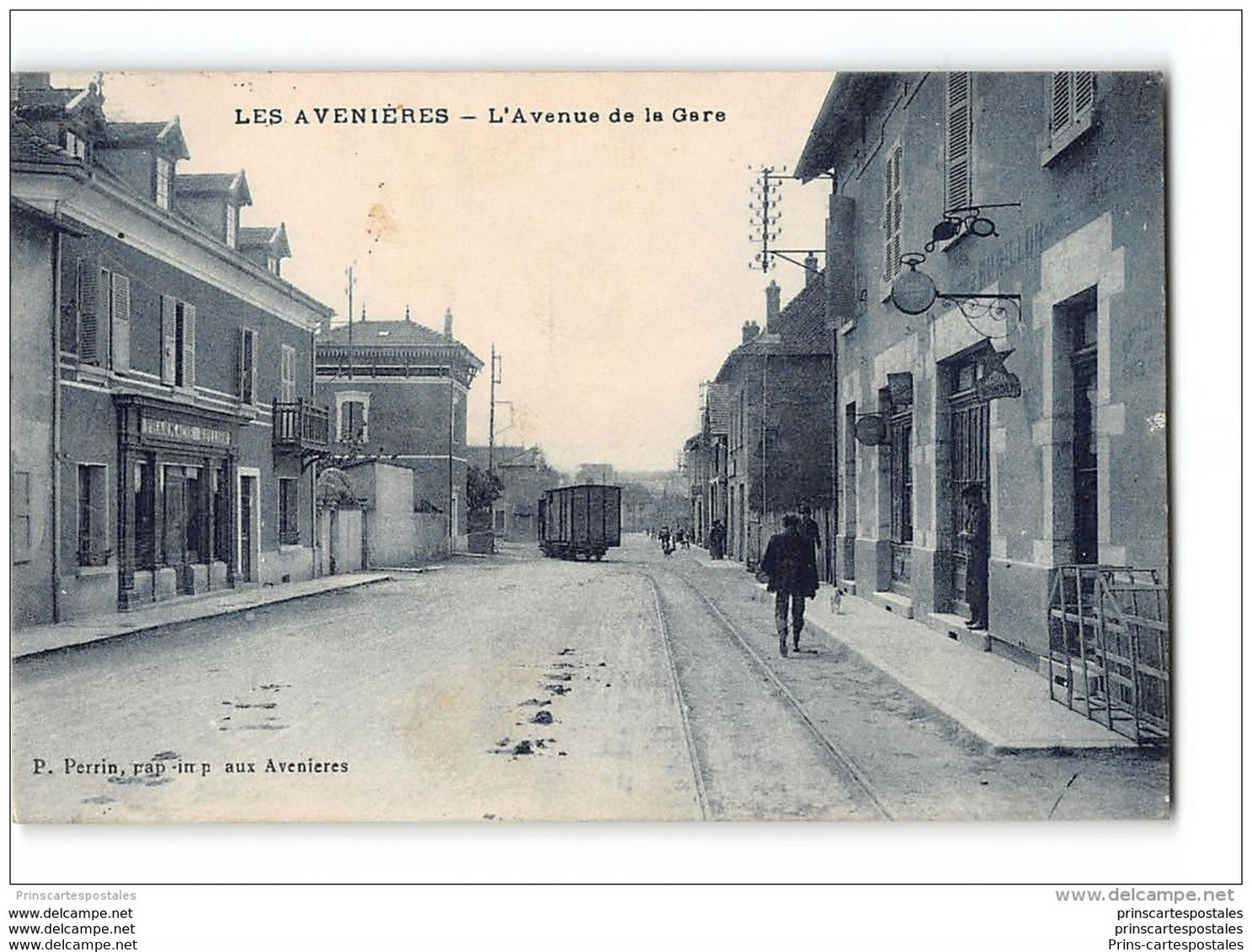 CPA 38 Les Avenieres Avenue De La Gare Et Le Train Tramway Ligne De La Tour Du Pin Les Avenières - Les Avenières