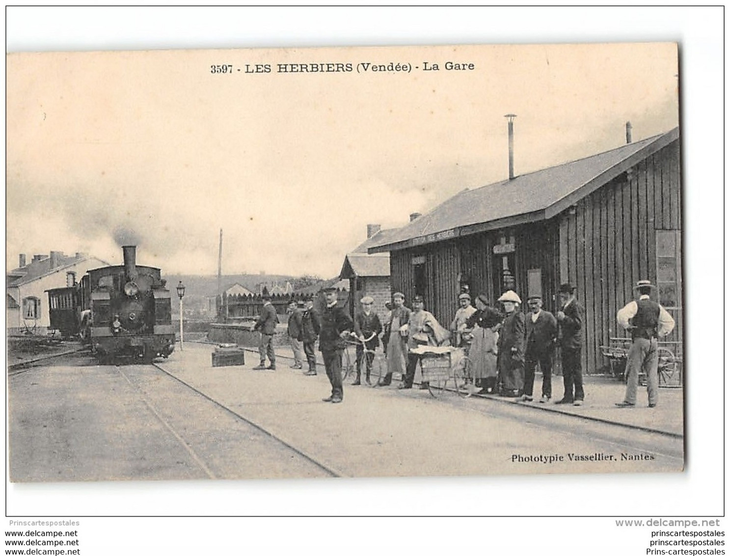 CPA 85 Les Herbiers La Gare Et Le Train Tramway Ligne De La Roche Sur Yon Les Herbiers - Les Herbiers