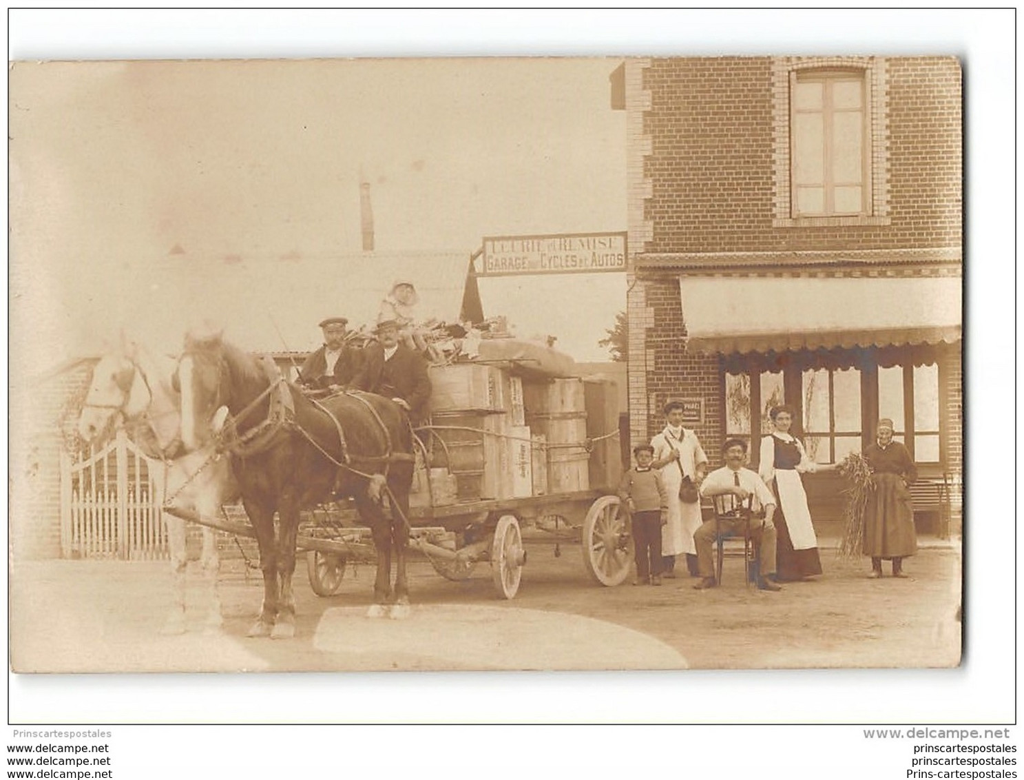 CPA Carte Photo à Situer D'ecurie Remise Garage Un Attelage De Livraison - Otros & Sin Clasificación