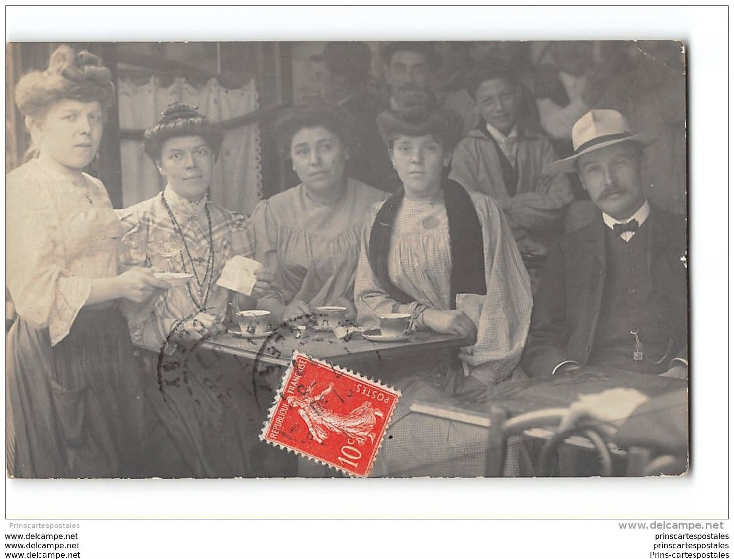 CPA Carte Photo à Situer Terrasse D'un Café Des Jeunes Femmes - Andere & Zonder Classificatie