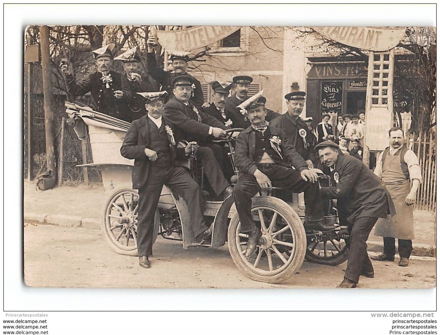 CPA Carte Photo à Situer Une Voiture De Conscrits - Autres & Non Classés