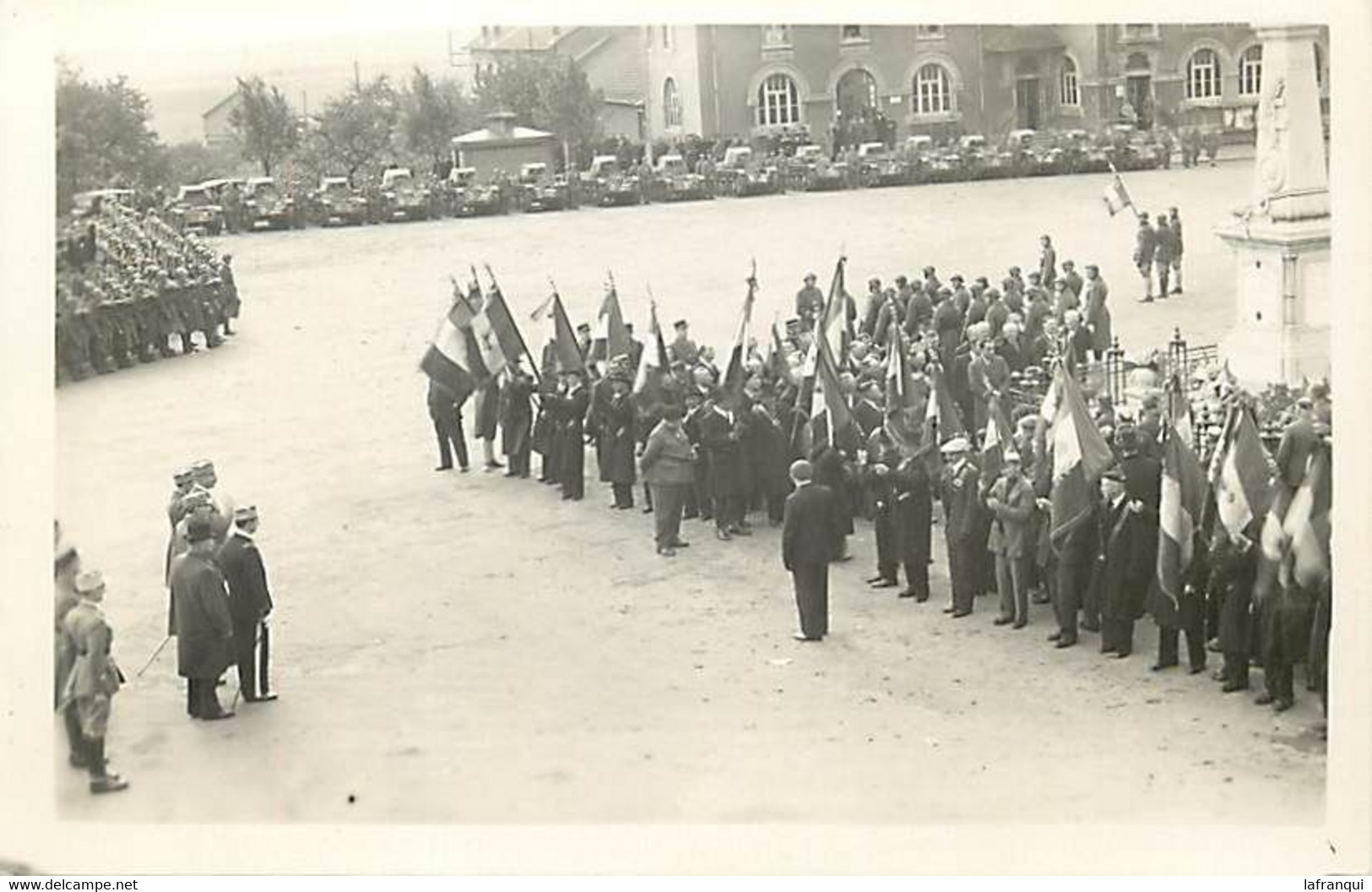 Themes Div-ref FF643-carte Photo A Identifier-militaires-monument Aux Morts -arriere Plan- Tanks -chars De Combat -rcc- - Da Identificare