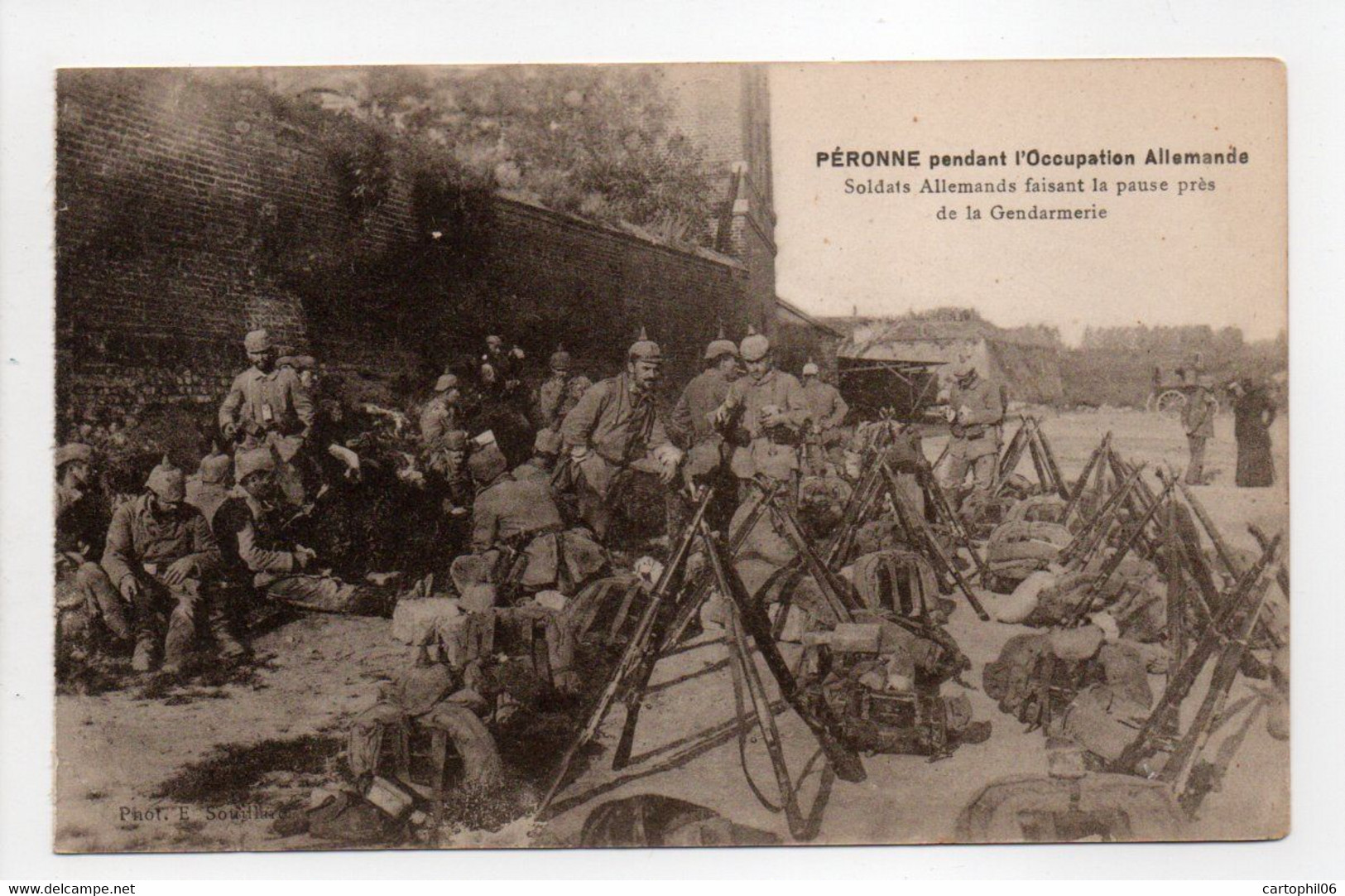 - CPA PÉRONNE (80) - Pendant L'occupation Allemande - Soldats Allemands Faisant La Pause Près De La Gendarmerie - - Peronne