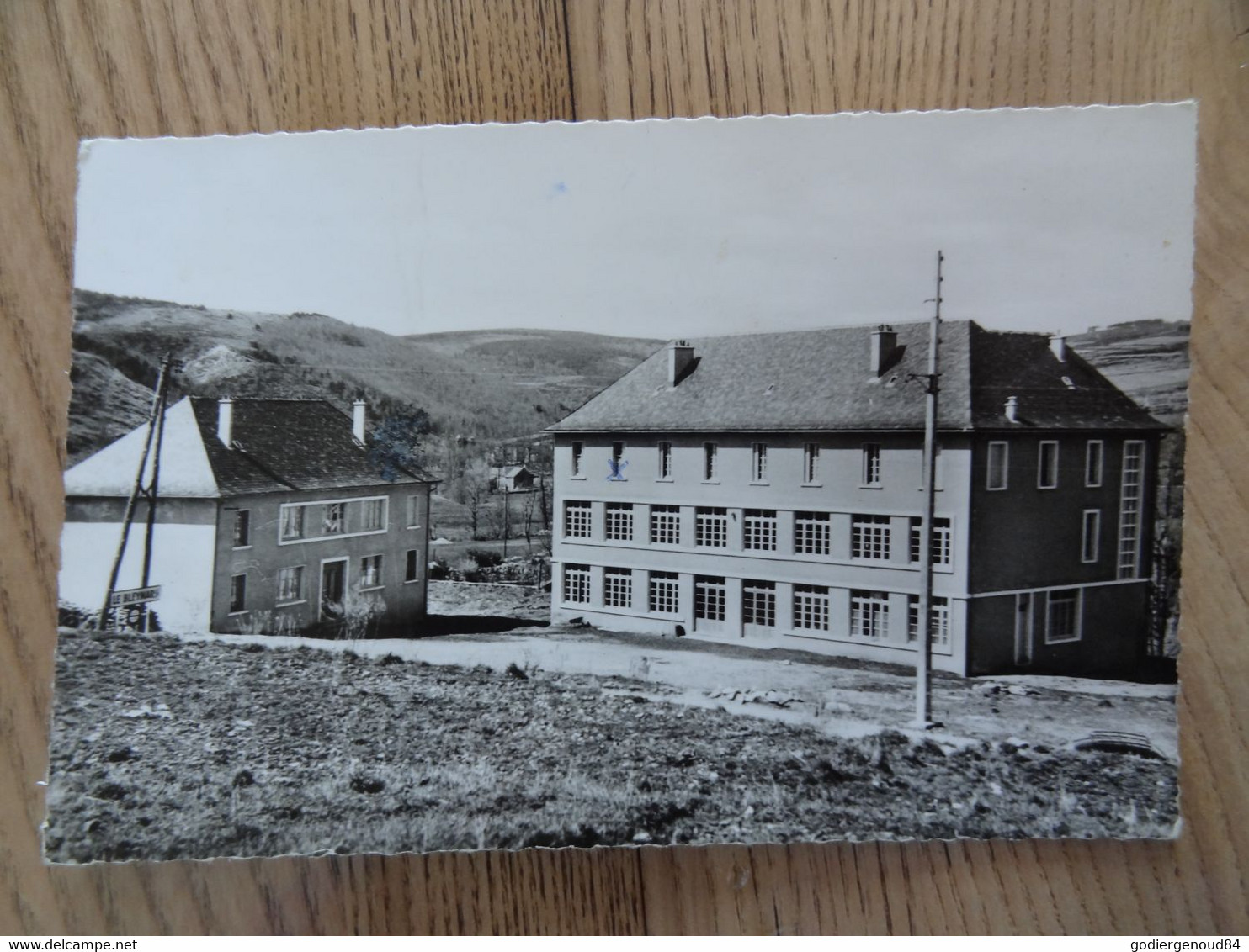 Cpsm 48 Le Bleymard, Le Groupe Scolaire, écrite Au Dos, Petit Format Dentelé - Le Bleymard