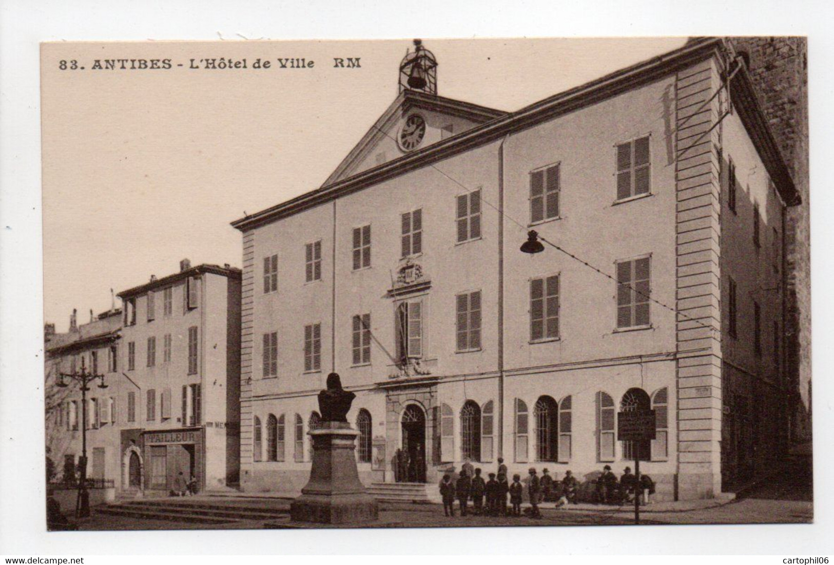 - CPA ANTIBES (06) - L'Hôtel De Ville (avec Personnages) - Editions Rostan Et Munier N° 83 - - Sonstige & Ohne Zuordnung