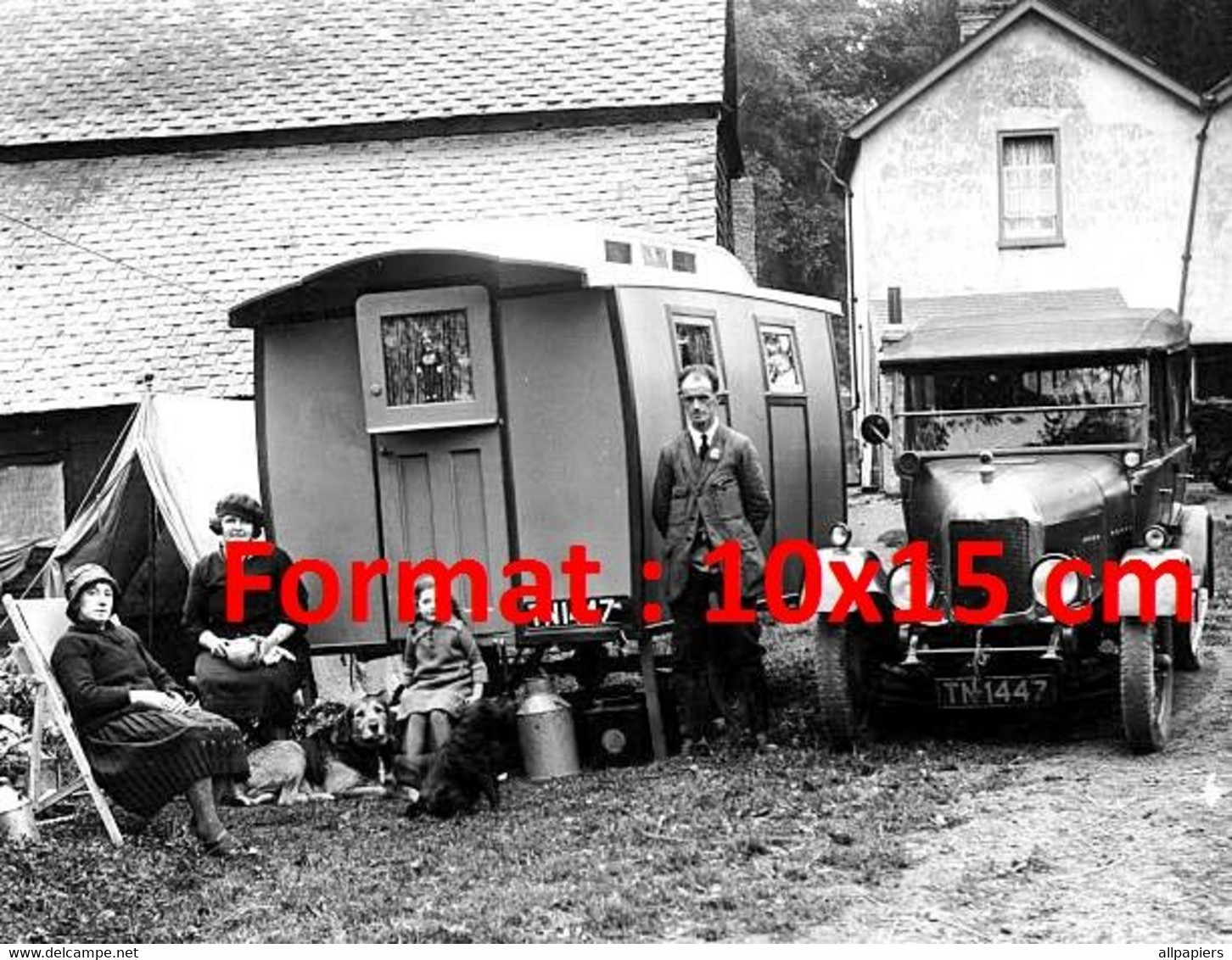 Reproduction Photographie Ancienne D'une famille Posant Près D'une Morris Oxford 14/28 Avec Une Caravane En 1925 - Autres & Non Classés