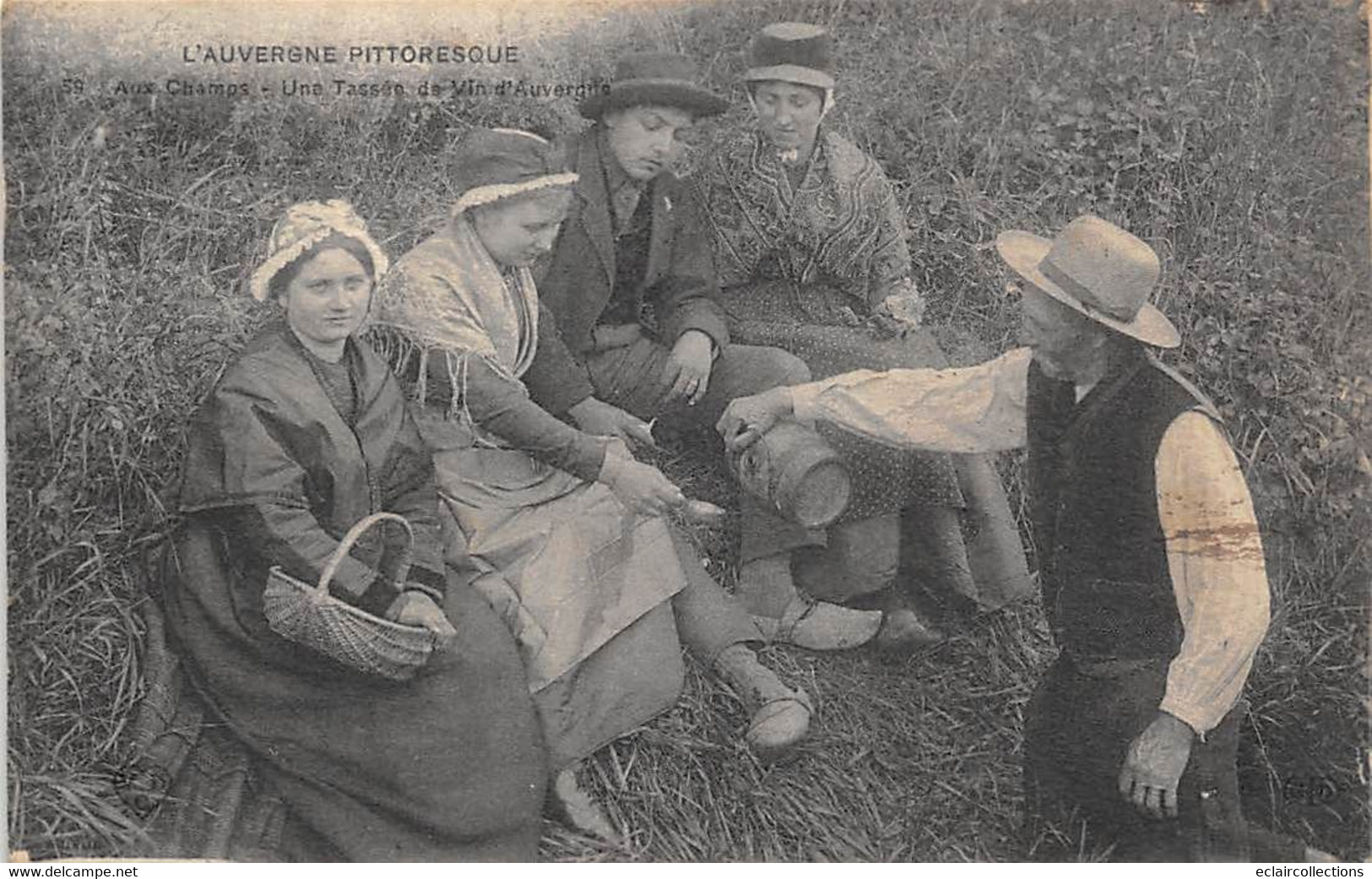 Non Localisé. Auvergne. Cantal       15         Aux Champs Une Tasse De Vin D'Auvergne        (Voir Scan) - Autres & Non Classés