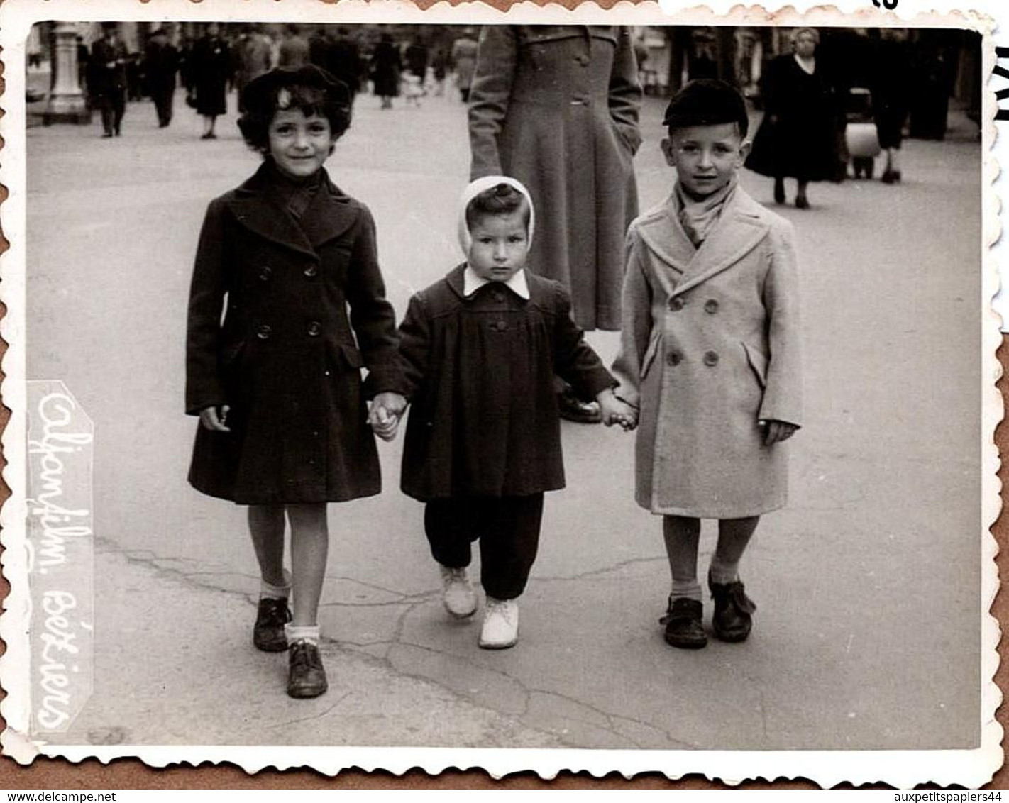 Photo Originale Jeunes Marcheurs De Rue Sur Béziers (34500) Vers 1950/60 Par Aljanfilm - Persone Anonimi