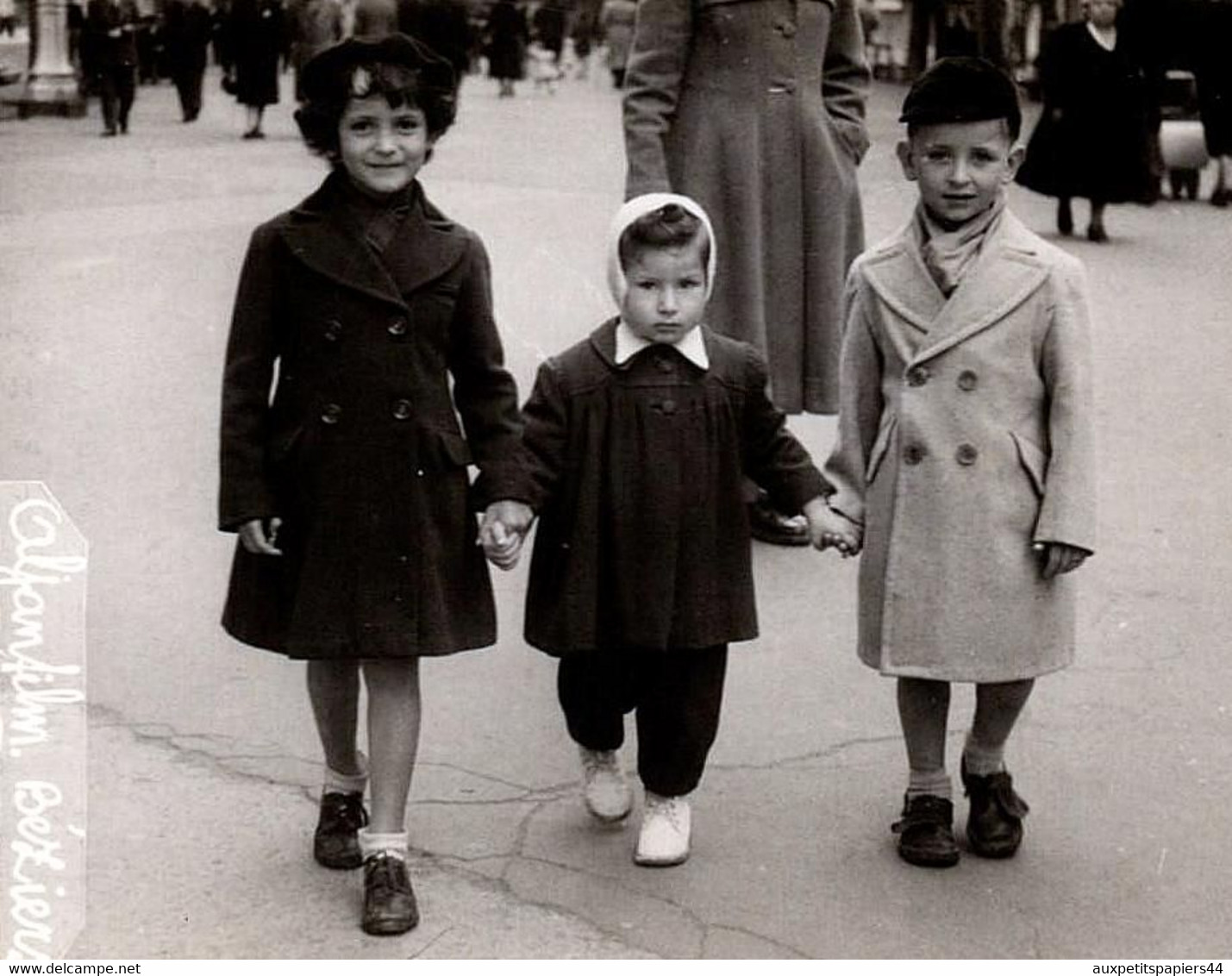 Photo Originale Jeunes Marcheurs De Rue Sur Béziers (34500) Vers 1950/60 Par Aljanfilm - Persone Anonimi