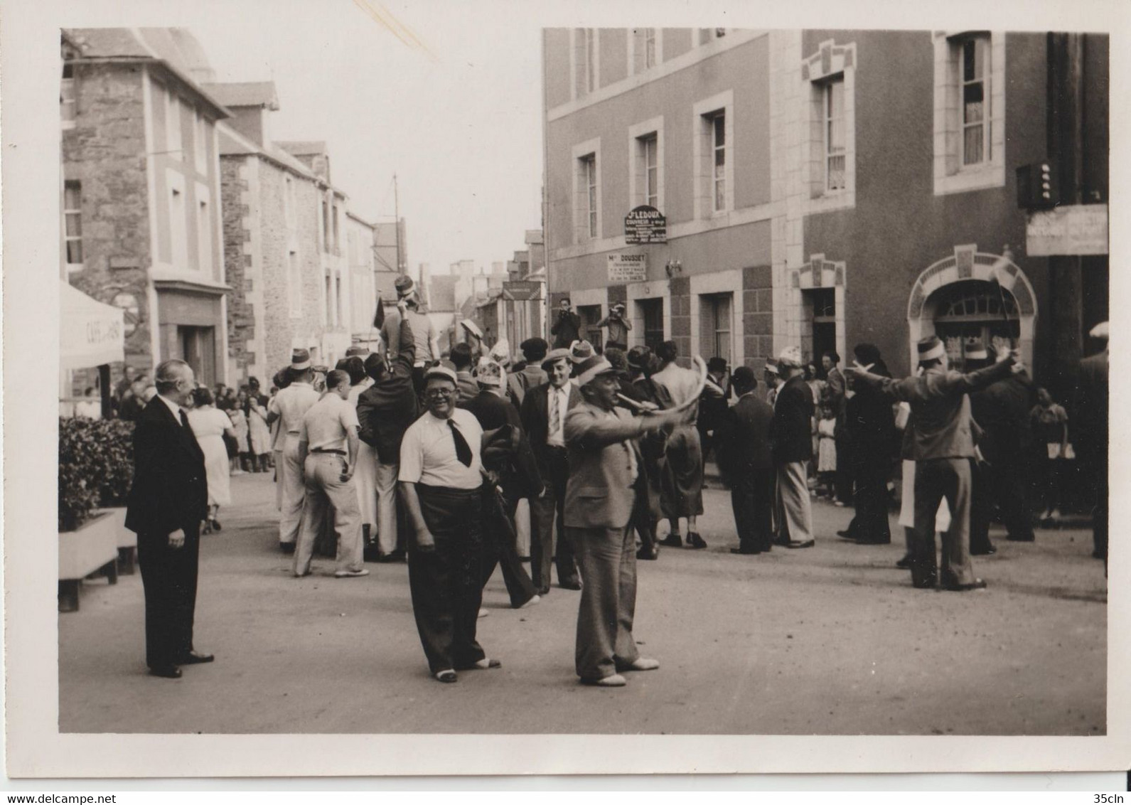 CANCALE - Photo Défilé Carnaval Ou Fête Locale Place De La Victoire Datée De 1936 Au Verso. Format 9 X 14. - Cancale