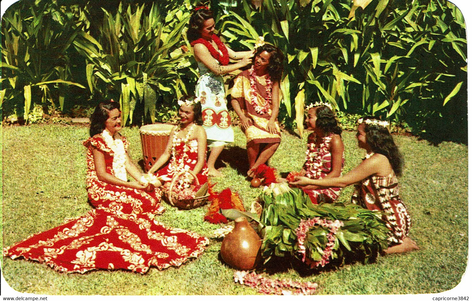 USA - HONOLULU - HAWAII - HULA MAIDENS IN NATIVE DRESS - Honolulu