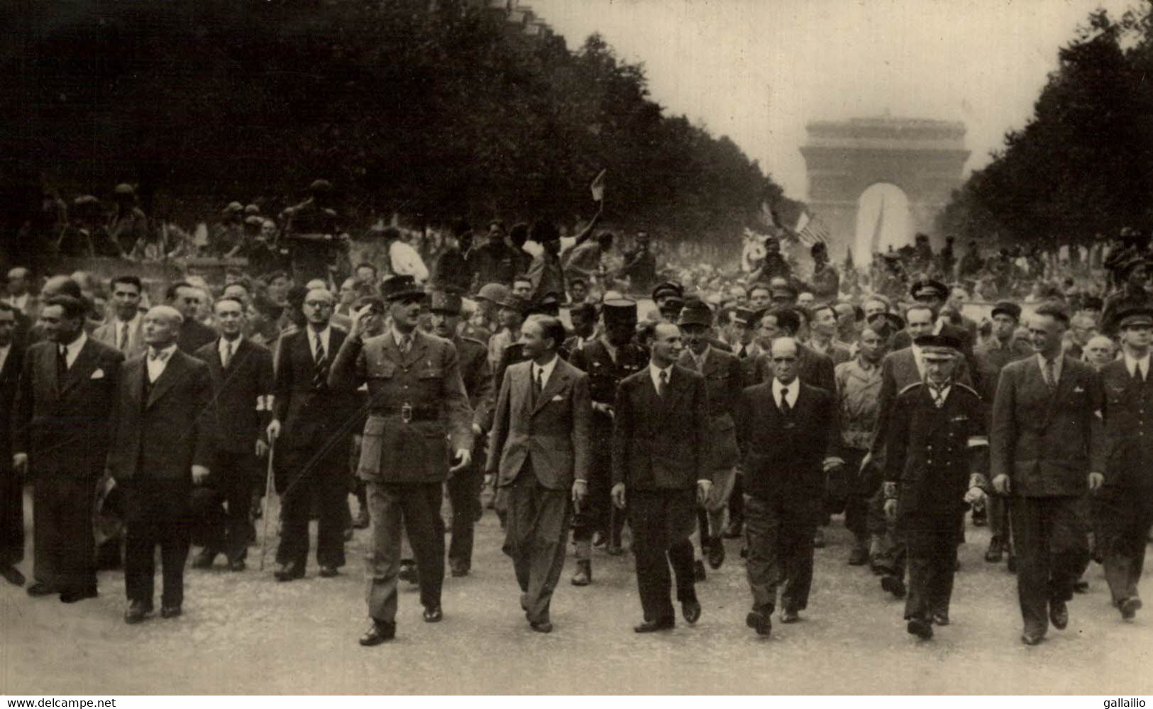 LE GENERAL DE GAULLE ET LE CORTEGE OFFICIEL AUX CHAMPS ELYSEES LE 26 AOUT 1944 - Guerra 1939-45