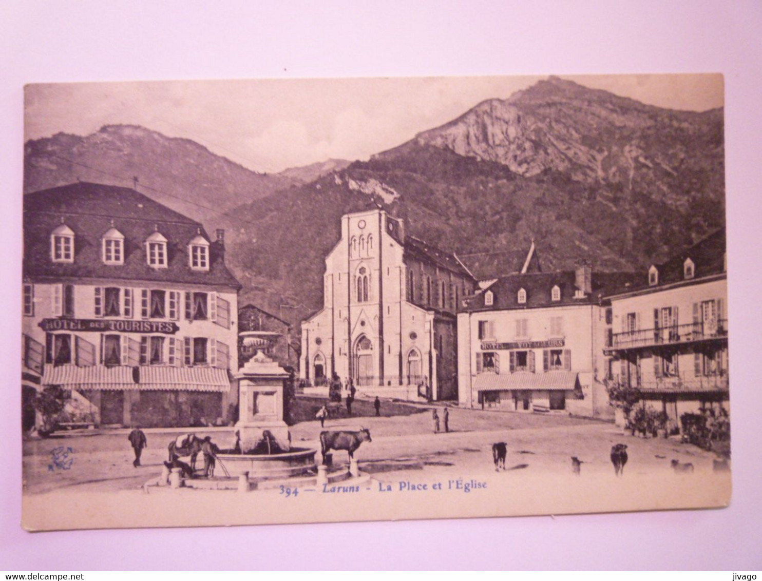 2020 - 7512  LARUNS  :  La Place Et L'Eglise   XXX - Laruns