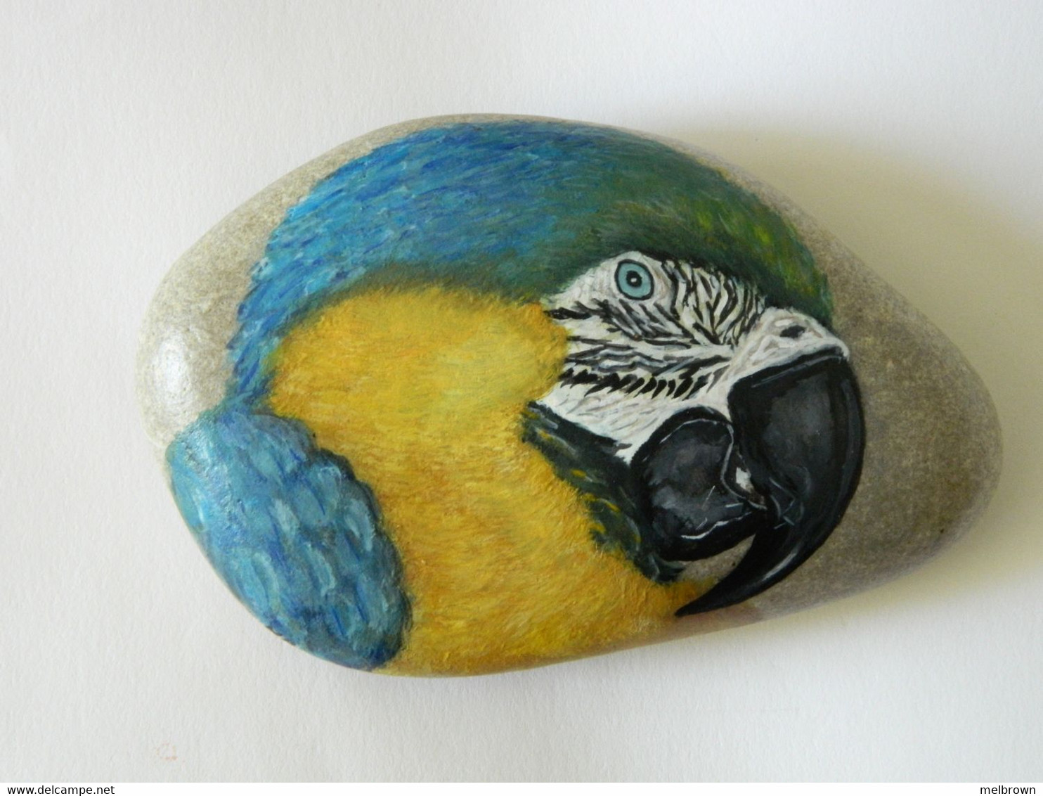 Original Hand Painted Image Of A Yellow And Blue Macaw Parrot On A Spanish Beach Stone Paperweight - Pisapapeles