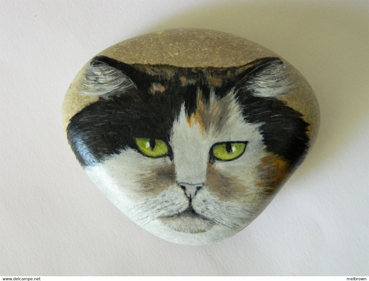 Original Painting Of A Tortoiseshell And White Cat Hand Painted On A Spanish Beach Stone Paperweight Decoration - Pisapapeles