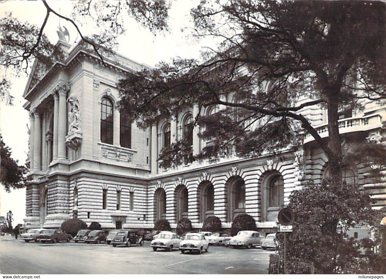 Renault Dauphine Et 4CV Devant Le Palais Océanographique De MONACO + Timbre - Oceanographic Museum