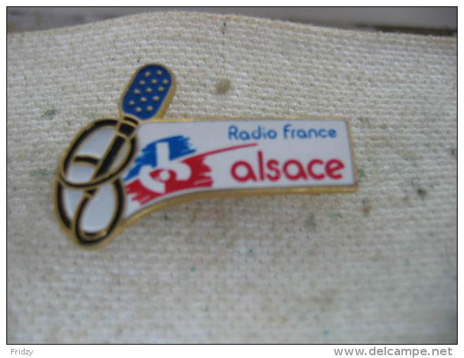 Pin's Radio France Alsace. Cable Du Micro En Forme De Bretzel - Médias