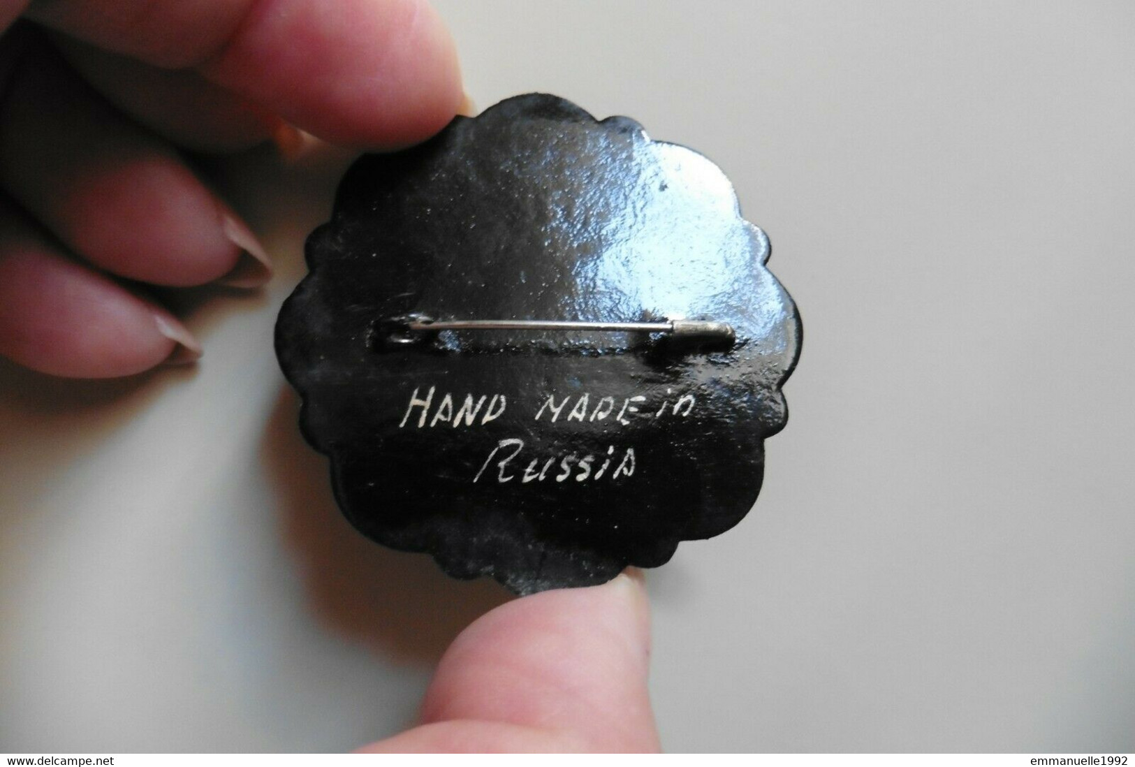 Neuf - Broche Russe En Bois Laqué Noir Miniature De Palekh - Père Noël - Russie - Broches