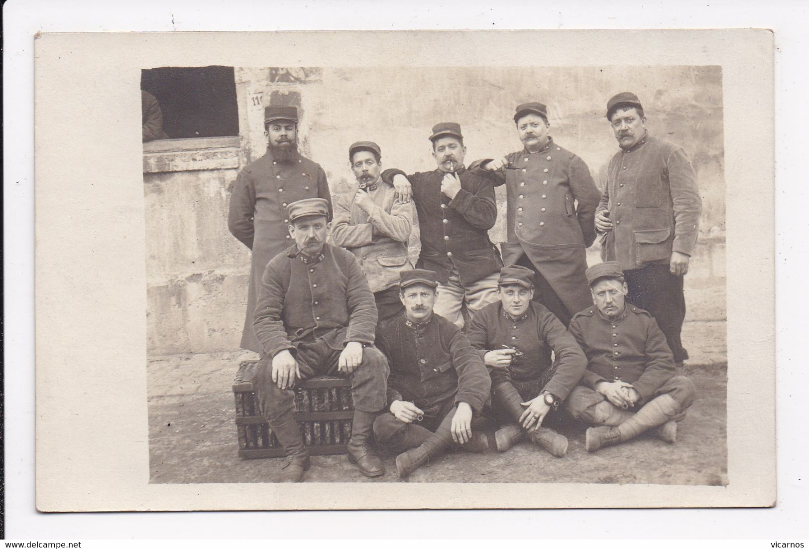 CARTE PHOTO  MILITARIA Militaires Caserne Charras Courbevoie(ecrit Au Dos Texte) - Personnages