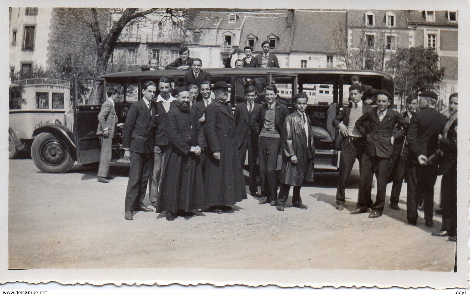 Photo Groupe D'hommes Avec Prètes, Format 11/7 - Cars