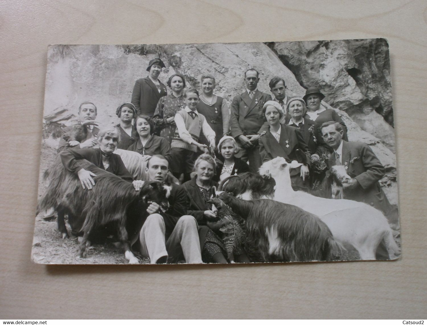 Carte Photo Ancienne GROUPE DE PERSONNES A IDENTIFIER Avec Chèvres - Fotografia