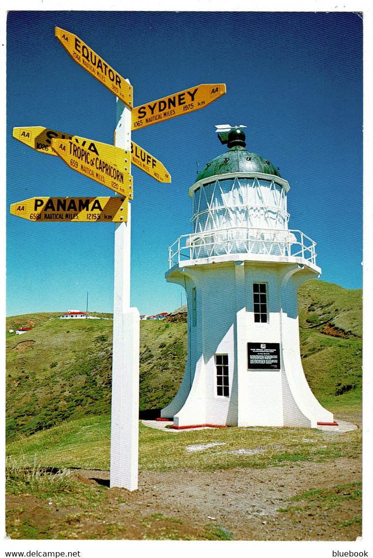 Ref 1402 - New Zealand Postcard - Cape Reinga Lighthouse & Signpost - Nouvelle-Zélande