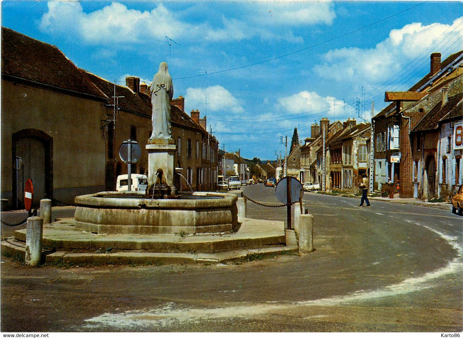 Dixmont * La Fontaine De St Gervais * Rue De La Commune - Dixmont