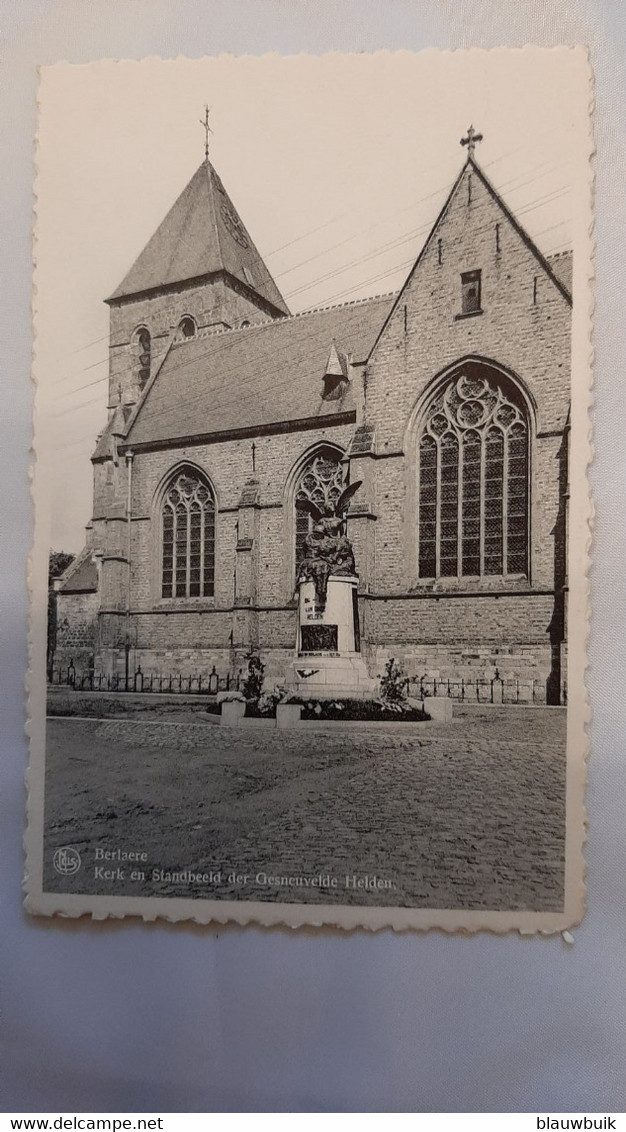 Postkaart - Berlare Kerk En Standbeeld Der Gesneuvelden Helden - Berlare