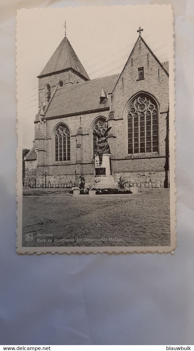 Postkaart - Berlare Kerk En Standbeeld Der Gesneuvelden Helden - Berlare