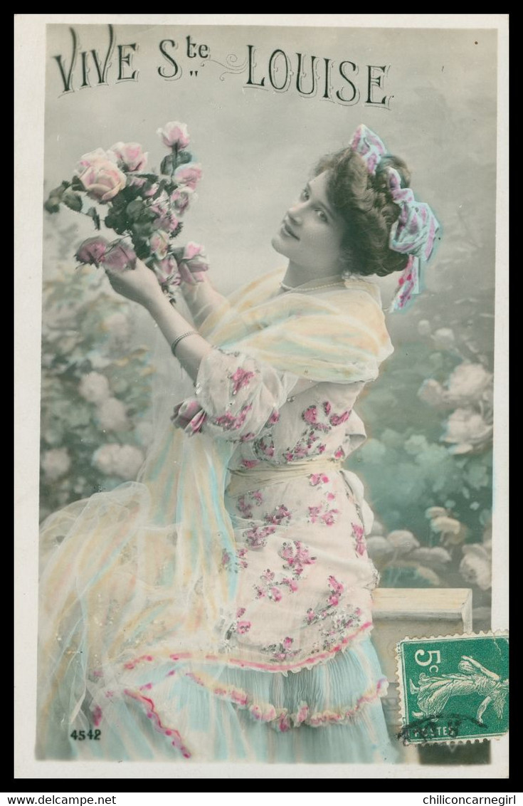 Cp Glacée - Vive Ste LOUISE - Femme En Robe Avec Cocarde Dans Les Cheveux - Roses - Prénoms