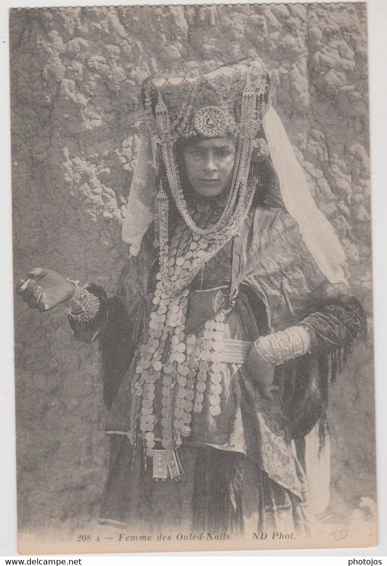 4 CPA  Algérie  Femmes Des Ouled Nails Magnifiques Coiffures Er Bijoux Pièces   Ed ND Phot 195A 205A  206 A 208A  TBE - Femmes